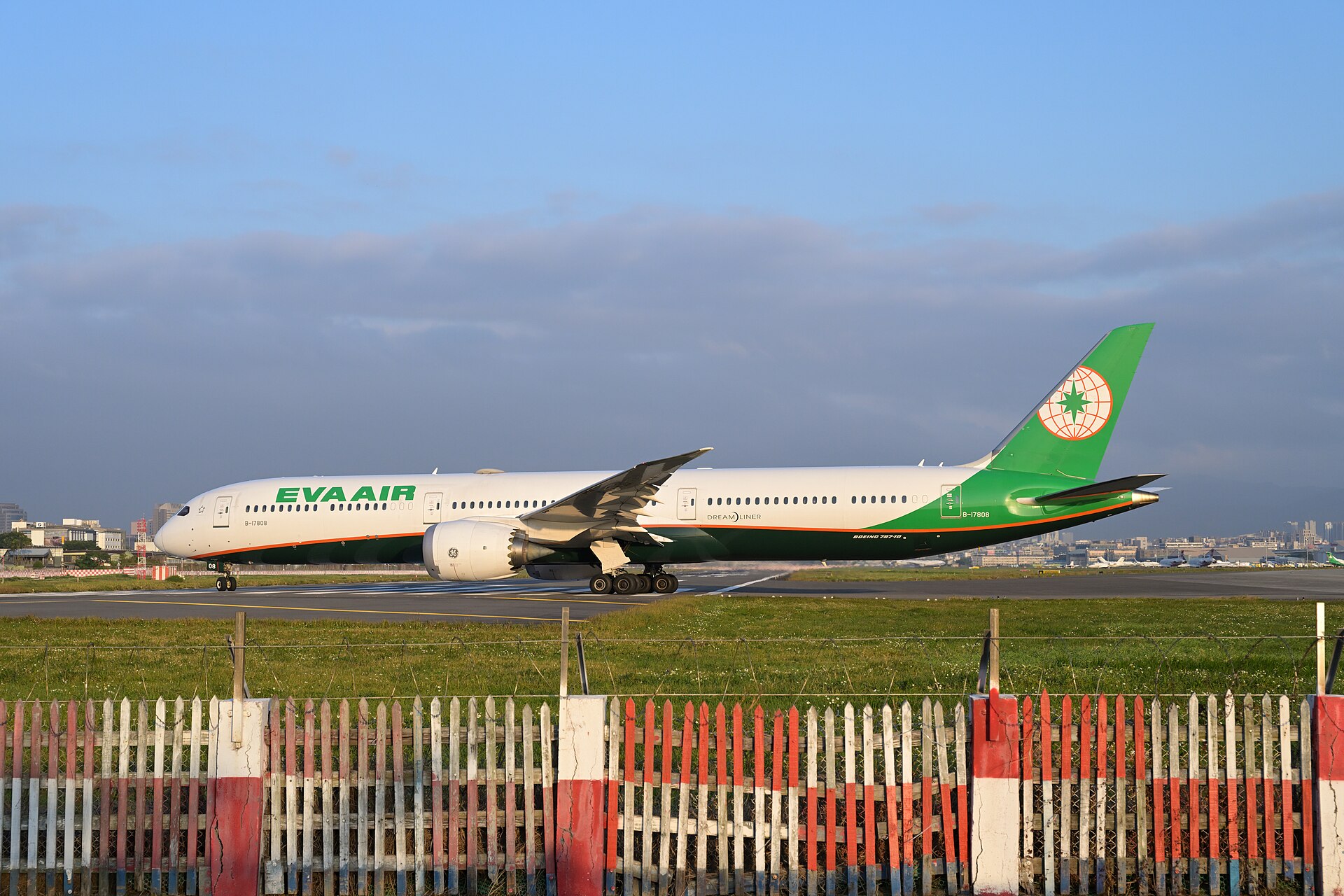 長榮航空客機於台北松山機場